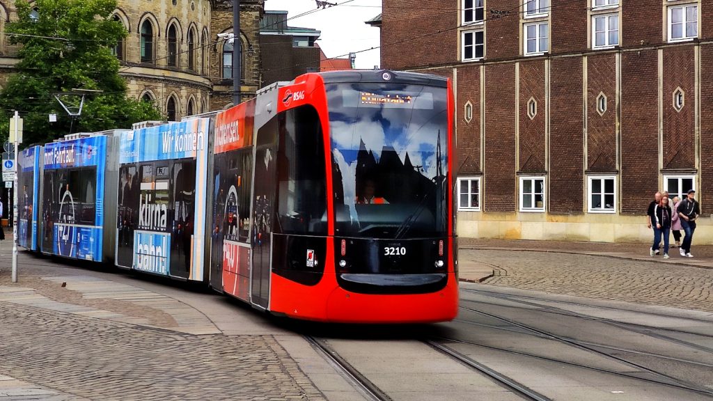 Die mit den Warming Stripes beklebte Klimabahn der BSAG an der Domsheide Bremen