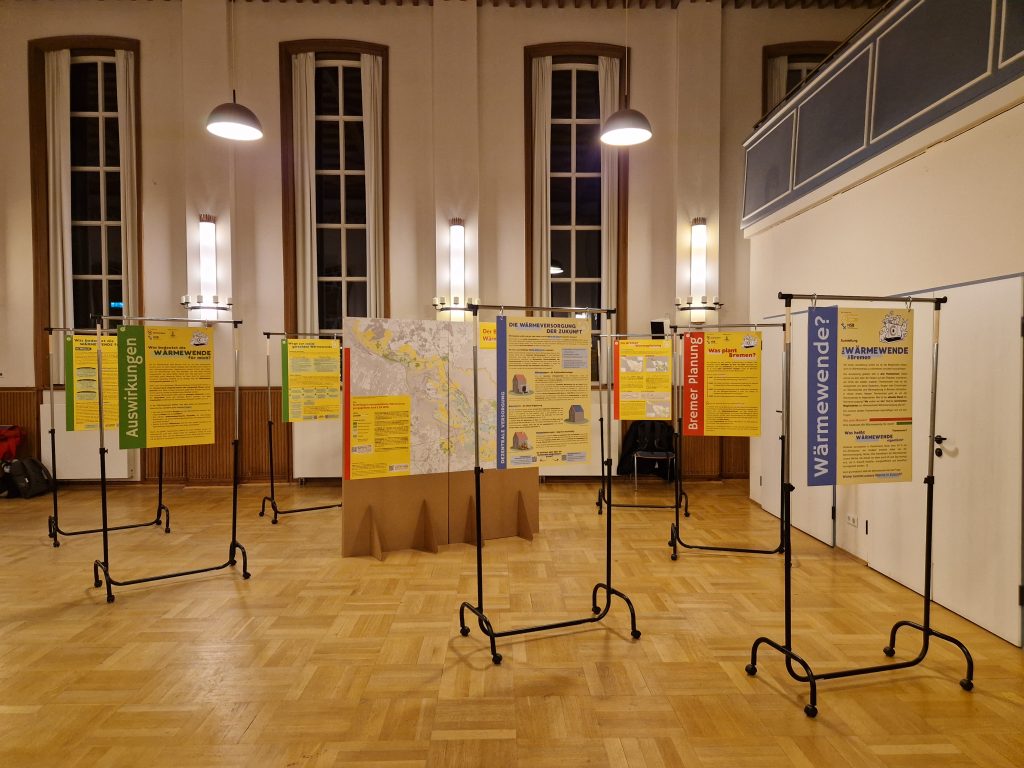 Die Ausstellungselemente mit den Infotafeln von Wärme für Alle auf der Auftaktveranstaltung in Findorff